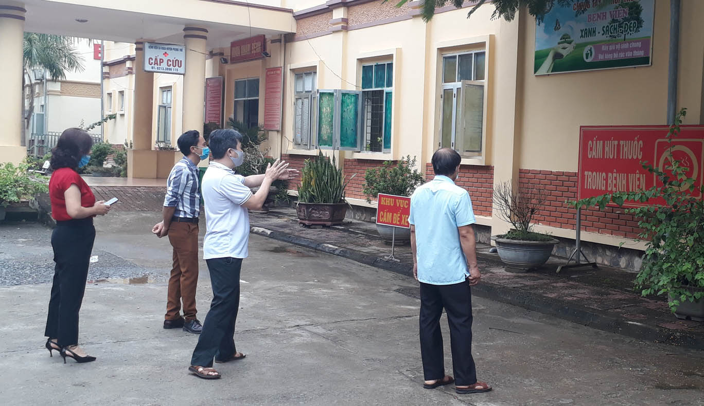 Đoàn giám sát liên ngành phòng, chống tác hại của thuốc lá tỉnh giám sát công tác phòng, chống tác hại của thuốc lá tại một số cơ quan, đơn vị trên địa bàn thị trấn Phong Thổ.